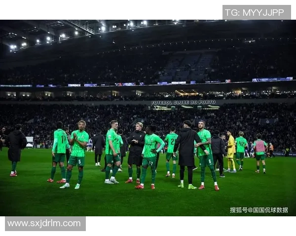 世界杯焦点战:里昂与多特蒙德握手言和全场沸腾赛后点评引发热议 世界杯焦点战:里昂与多特蒙德握手言和全场沸腾赛后点评引发热议